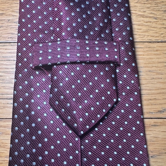 Stunning Turnbull & Asser Burgundy and White Polka Dot Silk Tie - Picture 4 of 8